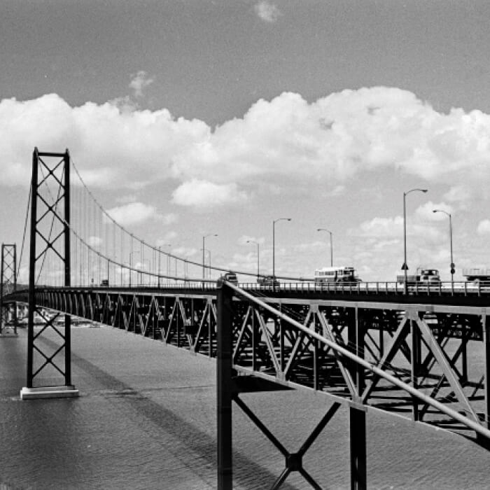 Vista da ponte com carros