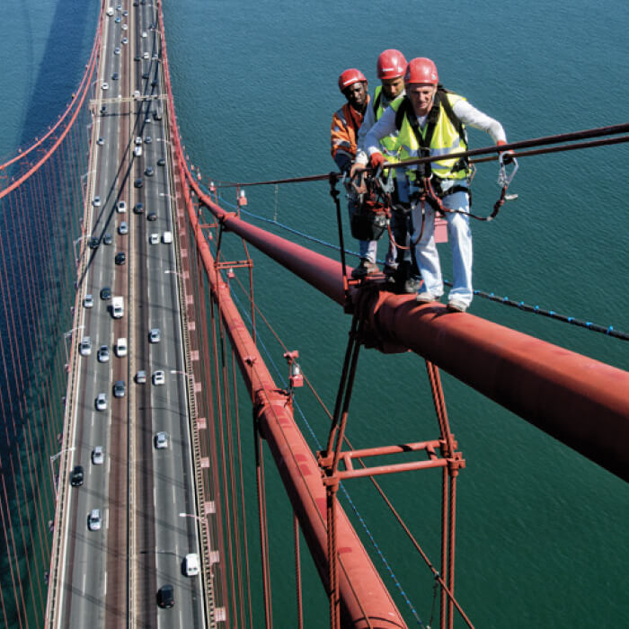 Trabalhadores nos suportes da ponte