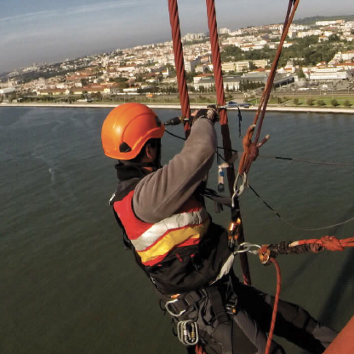 Trabalhadores no topo da ponte