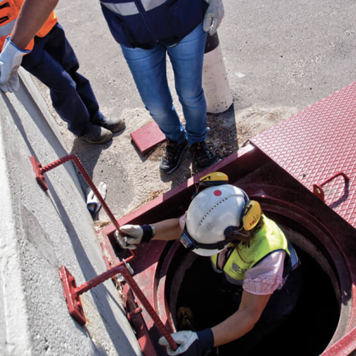 Trabalhadores na estrutura da ponte