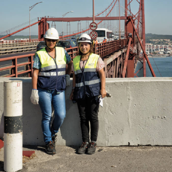 Trabalhadores na estrutura inicial da ponte