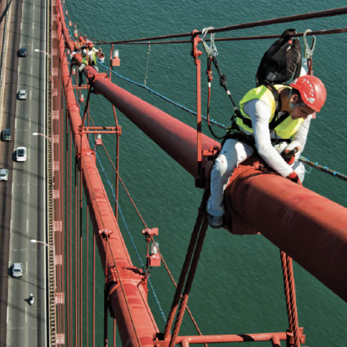 Trabalhadores nos pilares de sustentação da ponte