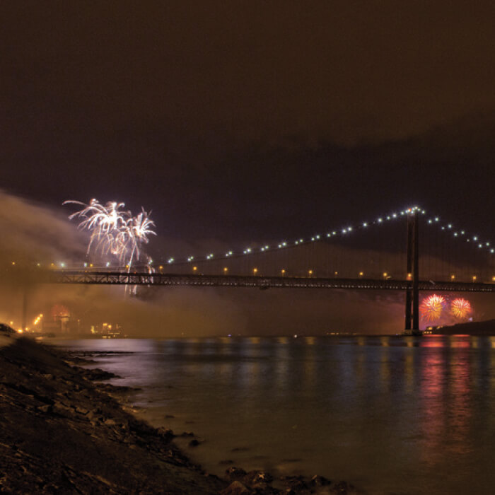Vista rio para a ponte de noite